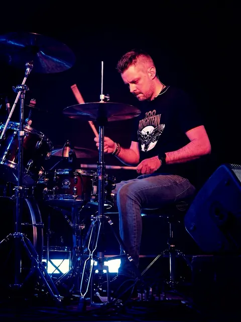 Riccardo Cavazza alla batteria, illuminato di blu